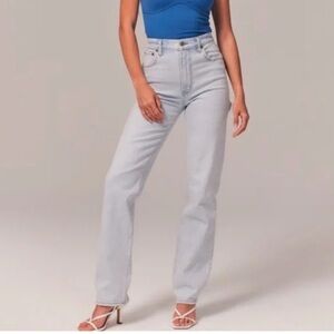 Abercrombie & Fitch 90s Straight Ultra High Rise Carpenter Jean in Light Wash